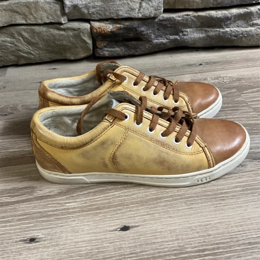 Womens UGG leather sneakers/8